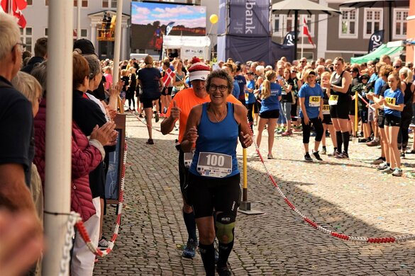 Anne Grete und Holger Jacobsen beim Überqueren des Storetorv nach Hälfte der Strecke