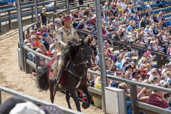 Winnetou reitet am Publikum vorbei