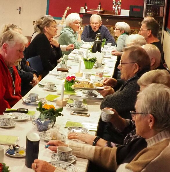 Die Teilnehmenden lauschten dem Vortrag bei Kaffee und Kuchen.