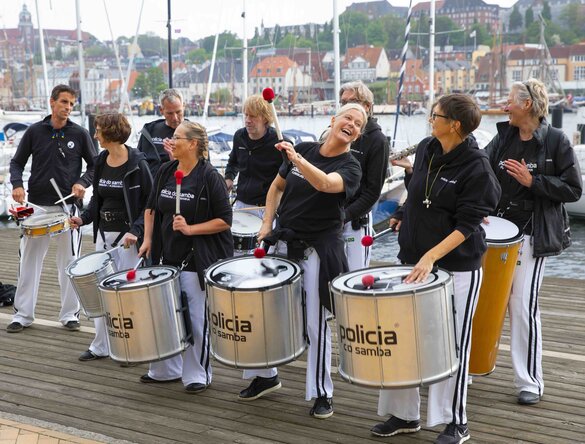 Die Sambagruppe Politica do Samba am Hafen