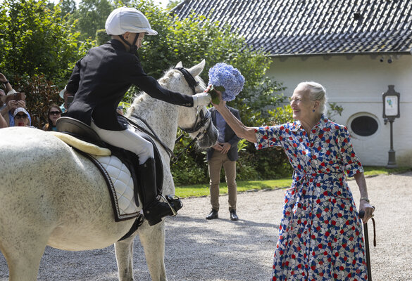 Blumen gab es für Königin Margrethe vom Pferd aus.