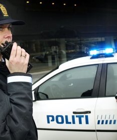 Zwei Polizisten mit ihrem Walkie