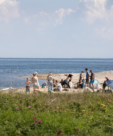 Familien am Strand Vikær