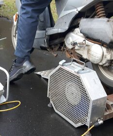 Ein Moped auf einem Rollenprüfstand