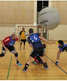 Spieler mit einem sehr großen Ball