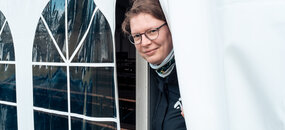 Elisabeth Simon schaut mit einem Lächeln aus einem der für das Knivsbergfest aufgestellten weißen Zelte.